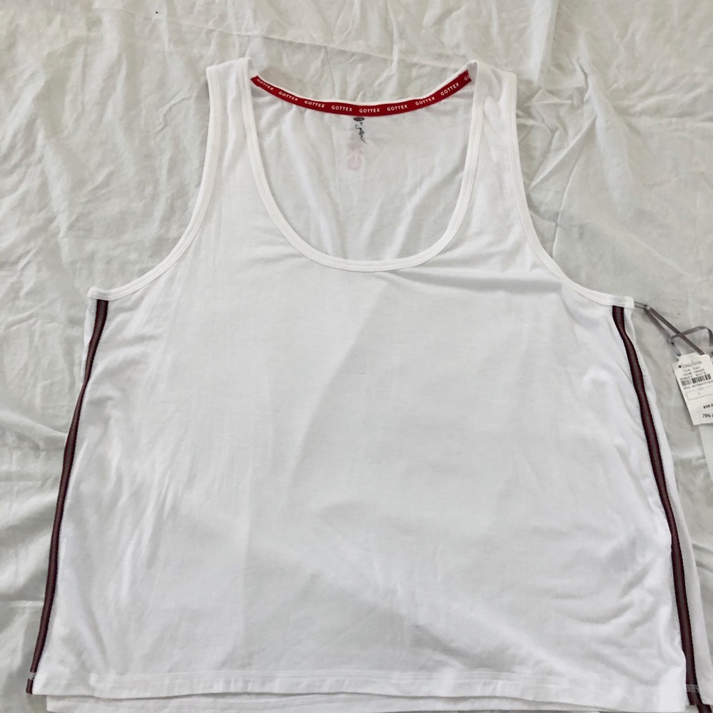 New Gottex woman’s athletic top